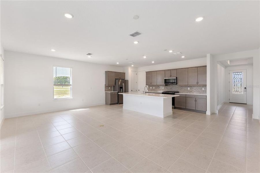 Spacious, unfurnished interior of a new home in Ocala Preserve, Ocala (Image 33).