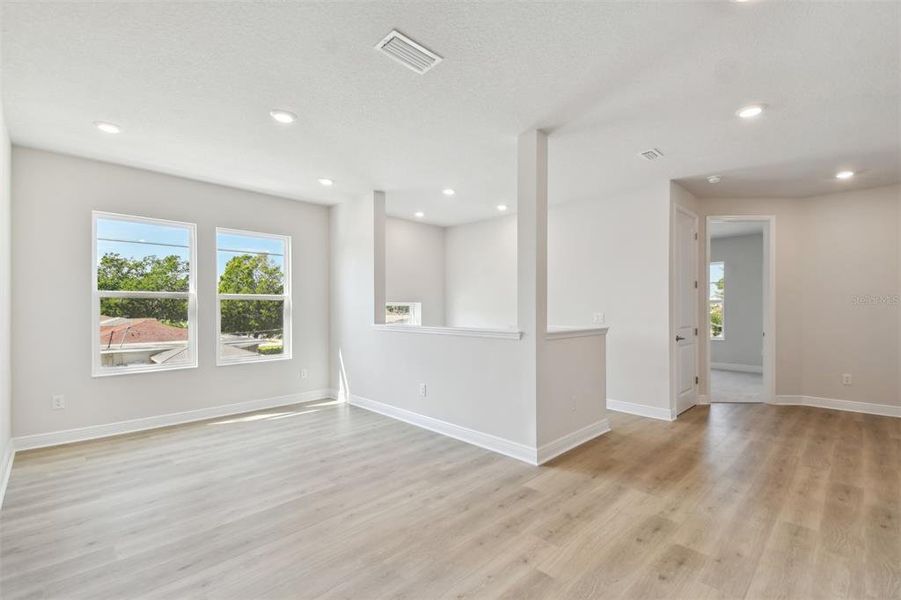 Spacious, unfurnished interior of a new home in , Tampa (Image 7).