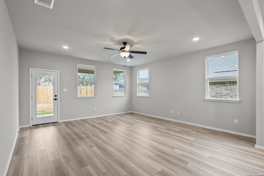 Spacious, unfurnished interior of a new home in Comanche Ridge, San Antonio (Image 20). Spacious, unfurnished interior of a new home in Comanche Ridge, San Antonio (Image 20).