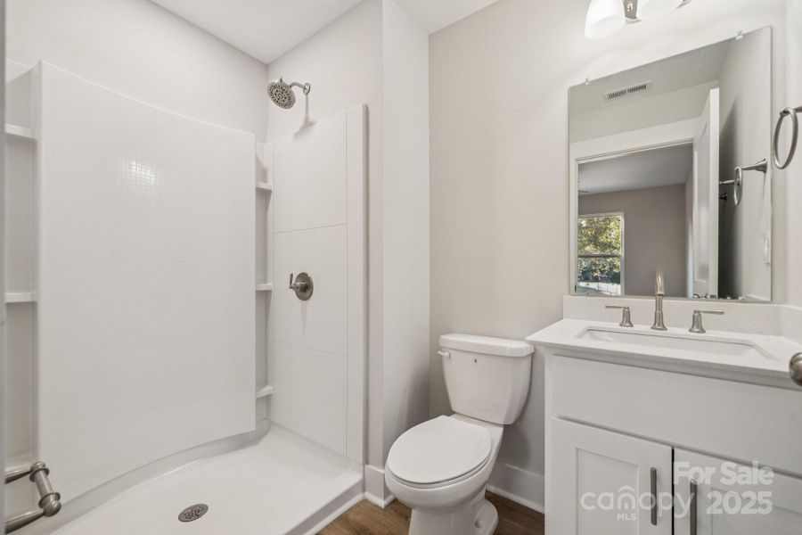 Second Primary Bedroom's Full Bathroom Second Primary Bedroom's Full Bathroom