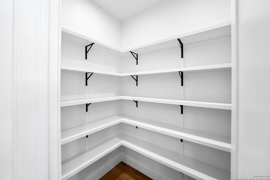 Spacious, unfurnished interior of a new home in , Bandera (Image 39).