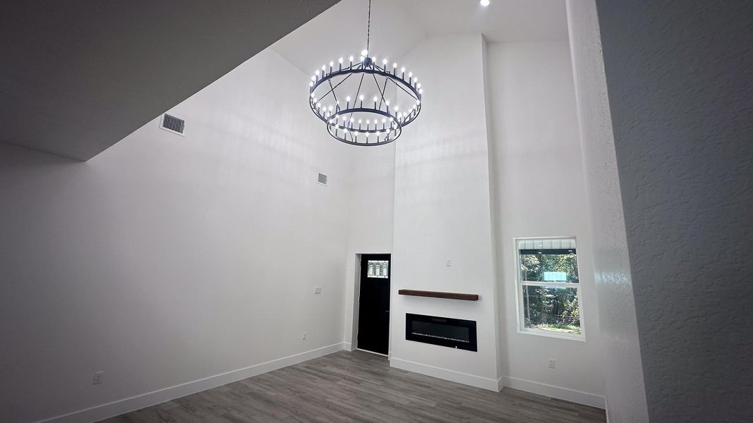 Spacious, unfurnished interior of a new home in , Navasota (Image 20).
