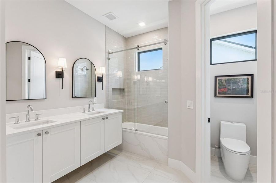 Furnished interior view inside a new home in , Orlando (Image 44).