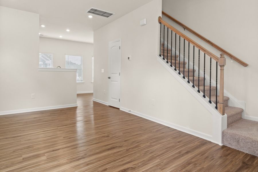 Spacious, unfurnished interior of a new home in Cantigny Park, Clarksville (Image 8).