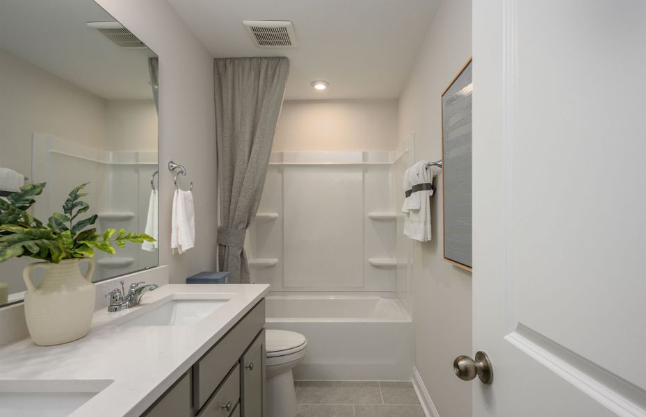 Representative furnished interior of a home built from the Hampton by Pulte Homes in Waterways, Richmond Hill (Image 33).