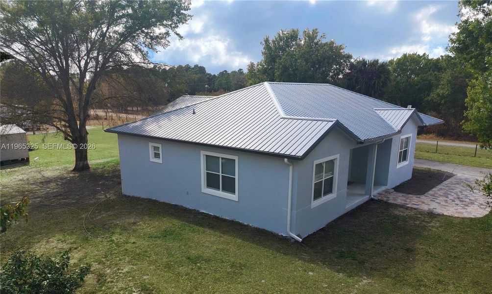 Exterior details and patio area of a home in , Clewiston (Image 27).