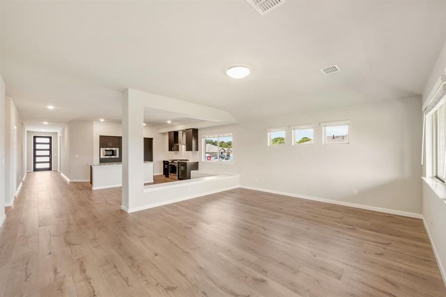 Spacious, unfurnished interior of a new home in Eagle Glen Elements, Alvarado (Image 33).