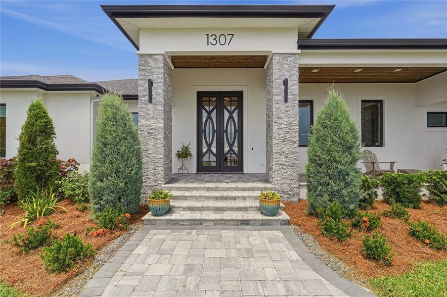 Exterior details and patio area of a home in , Winter Haven (Image 30).
