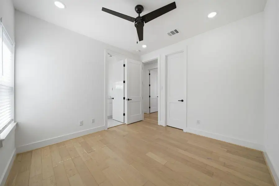 Spacious, unfurnished interior of a new home in , Houston (Image 16).