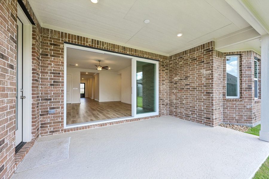 Exterior details and patio area of a home in Evergreen 55', Conroe (Image 31).