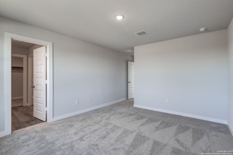 Spacious, unfurnished interior of a new home in Mesa Vista, San Antonio (Image 29).