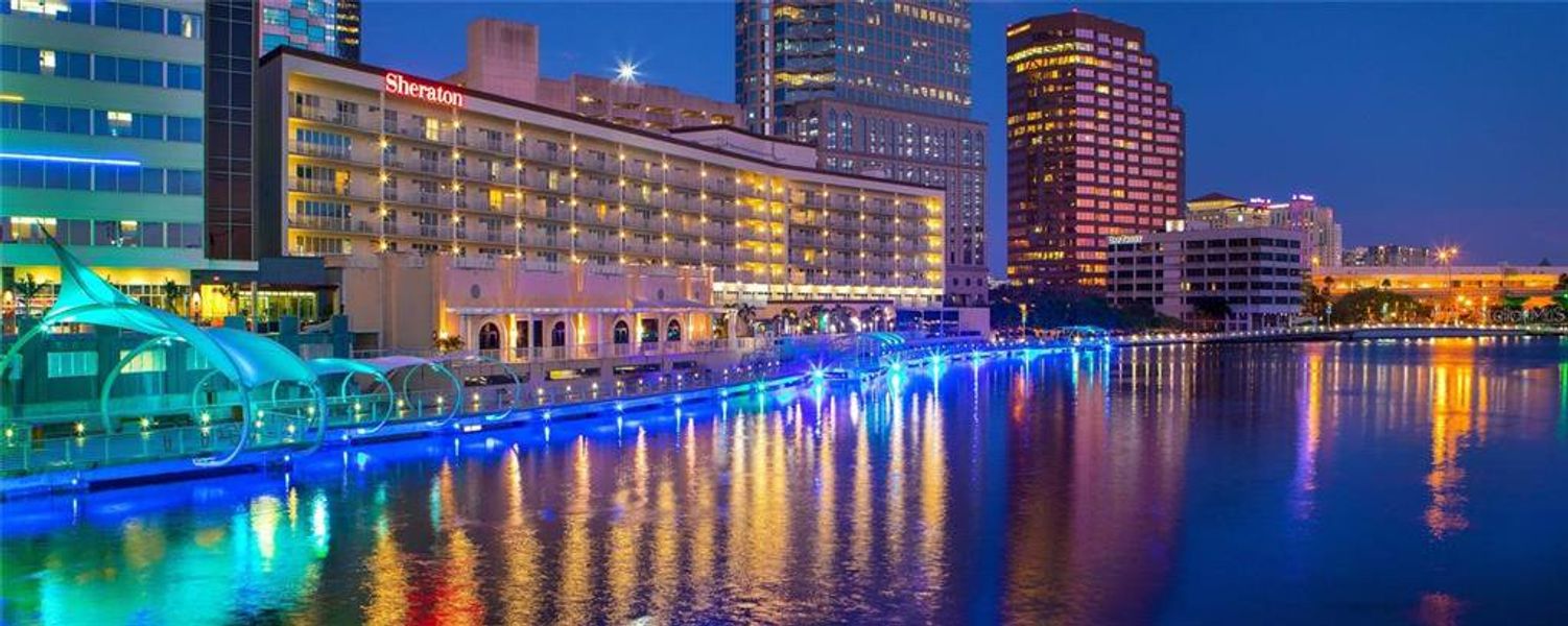 Condo located in Tampa, FL showcasing its design and architecture (Image 3).