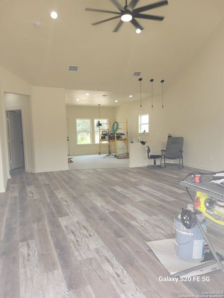 Spacious, unfurnished interior of a new home in , Floresville (Image 10).