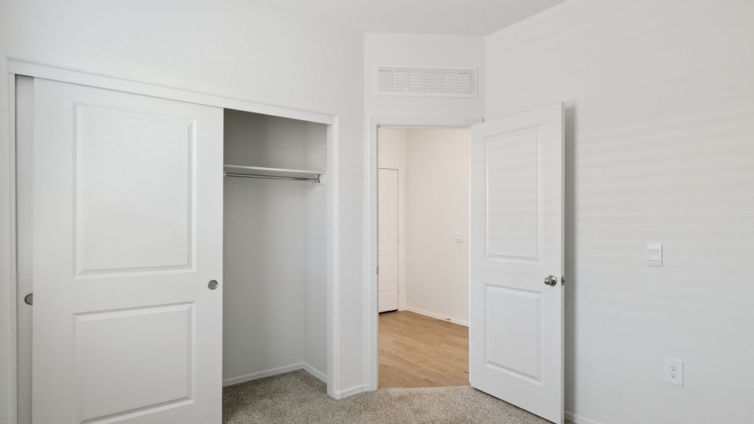 Spacious, unfurnished interior of a new home in Rio Rancho Estates, Wittmann (Image 18).