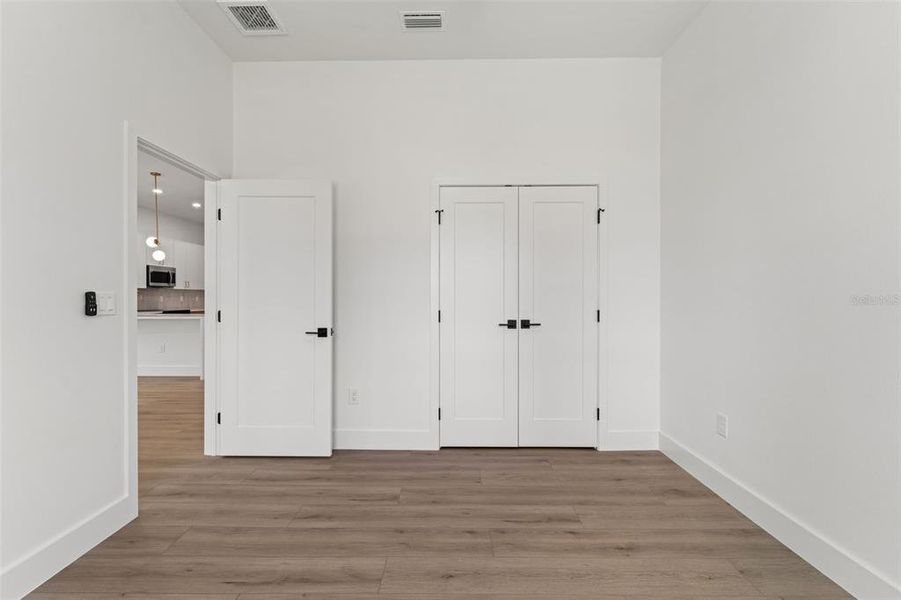 Spacious, unfurnished interior of a new home in , Tampa (Image 23).