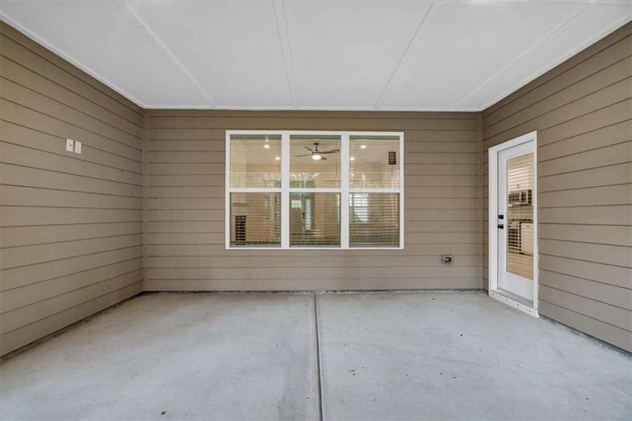 Exterior details and patio area of a home in Tuscany Hills, Douglasville (Image 26).