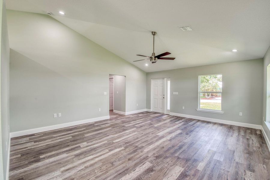 Spacious, unfurnished interior of a new home in , Okeechobee (Image 14).