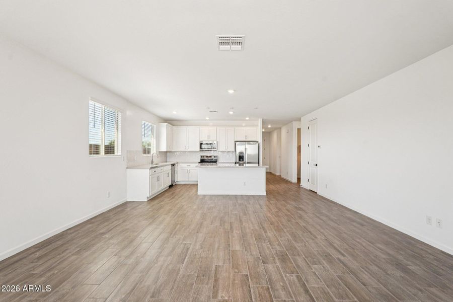 10-web-or-mls-S 95th Dr-S0904-010