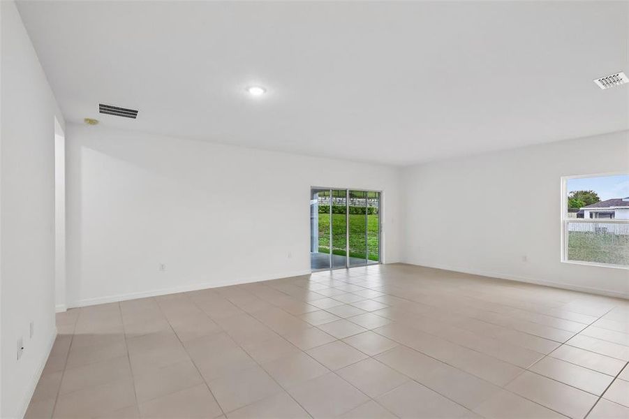 Spacious, unfurnished interior of a new home in Eagletail Landings, Howey-in-the-Hills (Image 13).