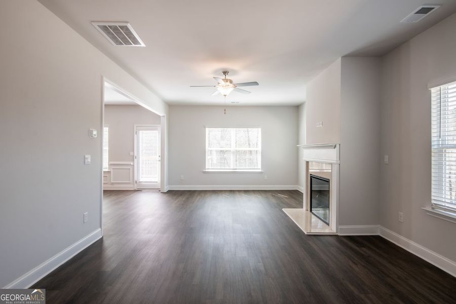 Spacious, unfurnished interior of a new home in Carson's Walk, Macon (Image 11).