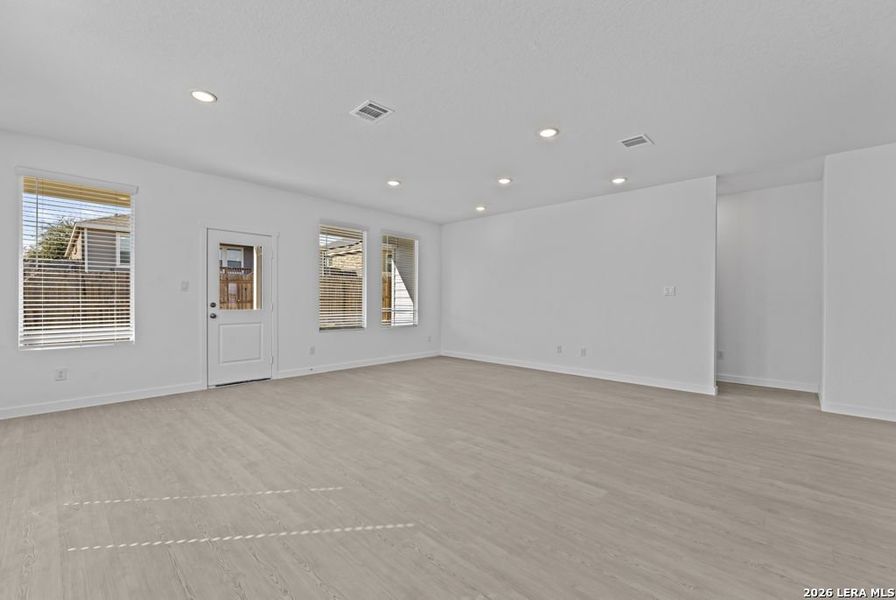 Spacious, unfurnished interior of a new home in Espada, San Antonio (Image 15).