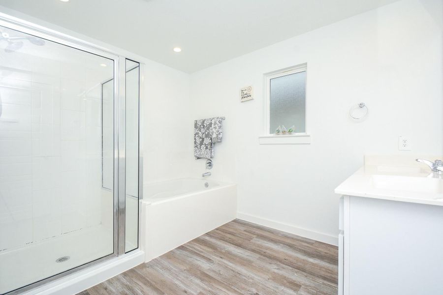 Furnished interior view inside a new home in , Rosharon (Image 15).