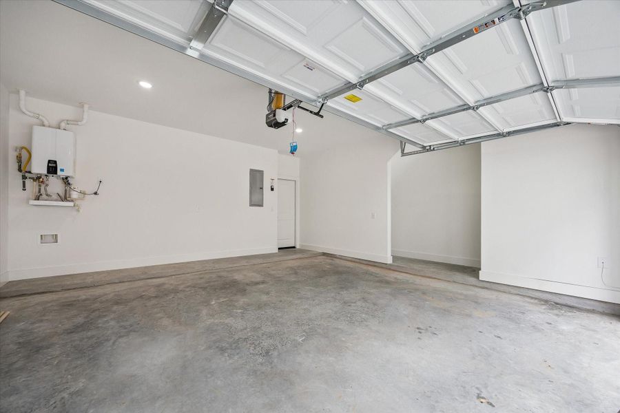 Spacious, unfurnished interior of a new home in Thornton Oaks, Houston (Image 20). Spacious, unfurnished interior of a new home in Thornton Oaks, Houston (Image 20).