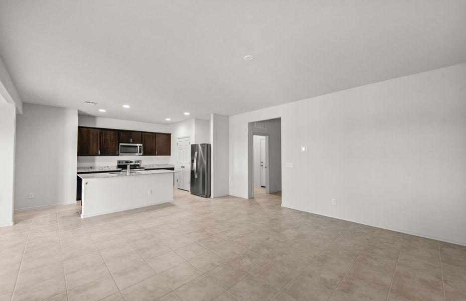 Spacious, unfurnished interior of a new home in Entrada La Coraza at Rancho Sahuarita, Sahuarita (Image 19).