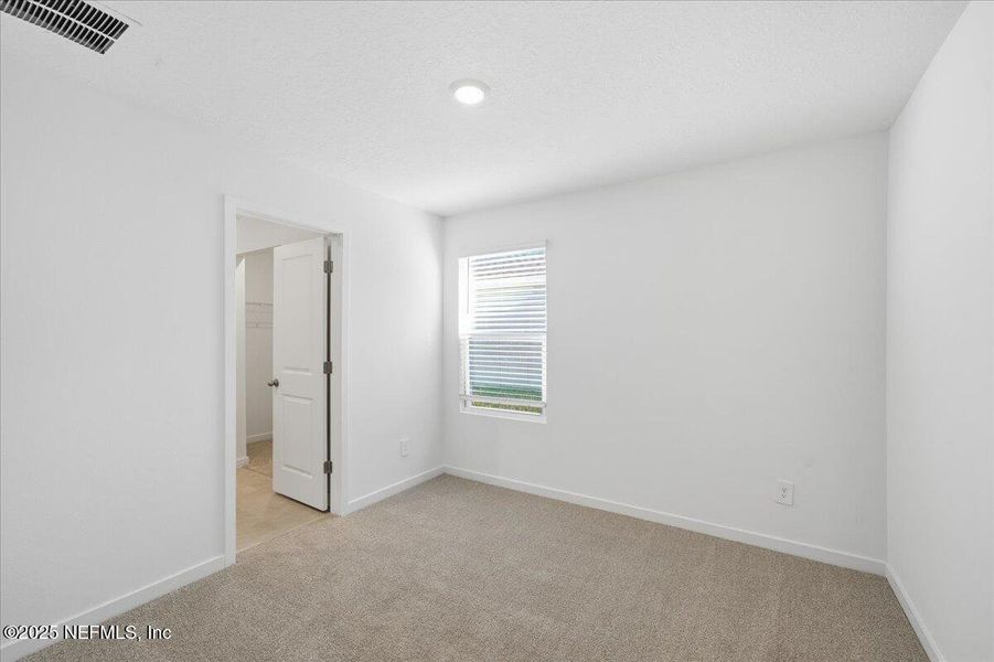 Spacious, unfurnished interior of a new home in Azalea Creek, Jacksonville (Image 33).