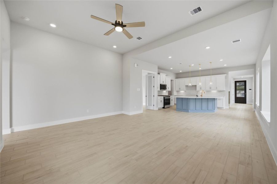 Spacious, unfurnished interior of a new home in Ellwood, Iowa Colony (Image 19).