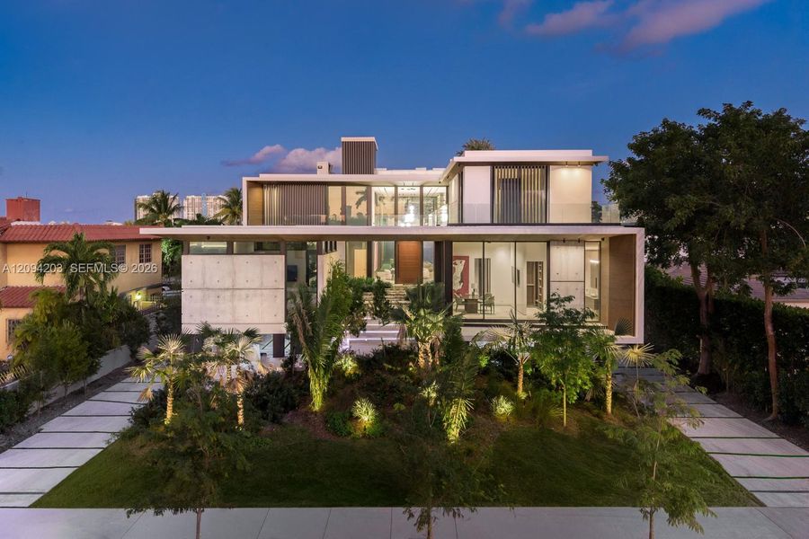 Condo located in Miami Beach, FL showcasing its design and architecture (Image 3).