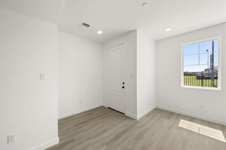 5704 Lakeview- Entry-1