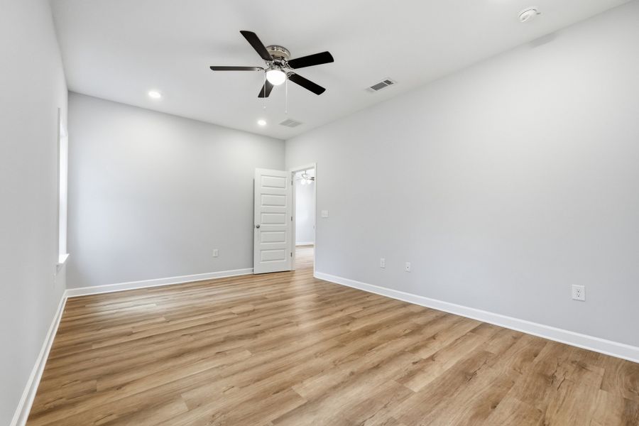 Spacious, unfurnished interior of a new home in Live Oak Cottages, Freeport (Image 41).
