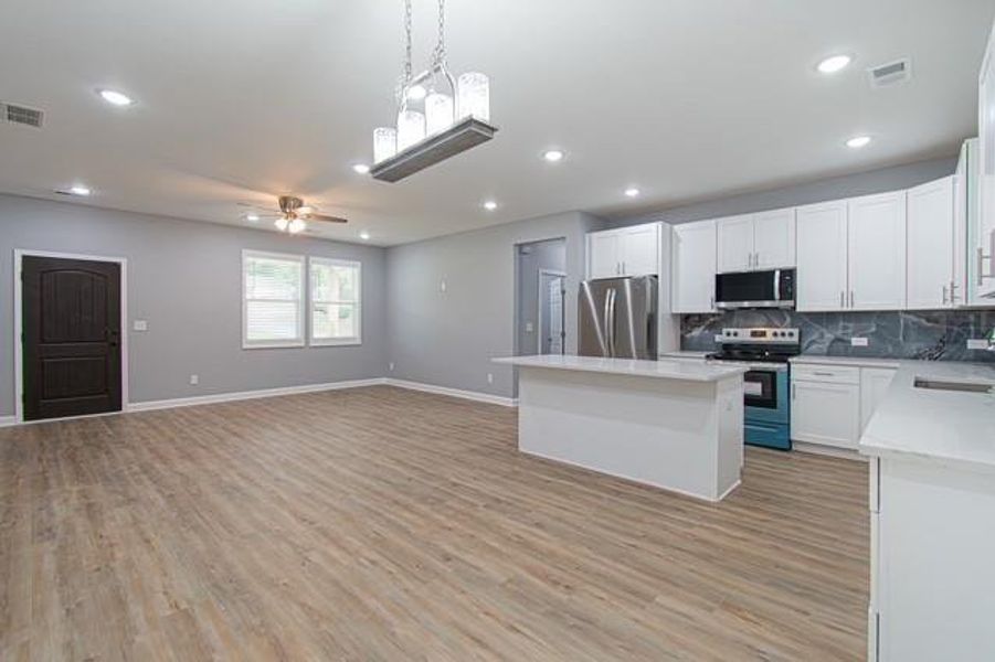 Spacious, unfurnished interior of a new home in , Jefferson (Image 17).