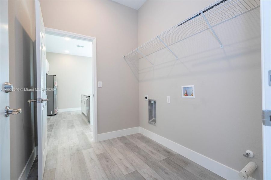 Spacious, unfurnished interior of a new home in , Sebring (Image 18).