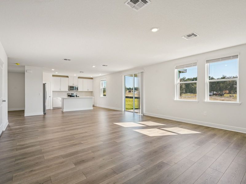 Spacious, unfurnished interior of a new home in The Reserve at Twin Lakes, St. Cloud (Image 7).