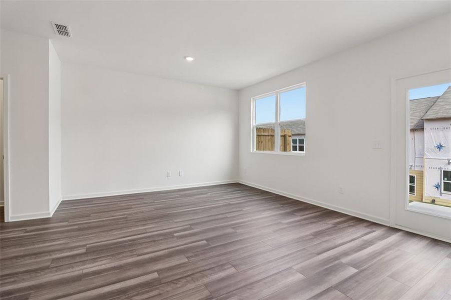 Spacious, unfurnished interior of a new home in Temples Crossing, Davenport (Image 25).