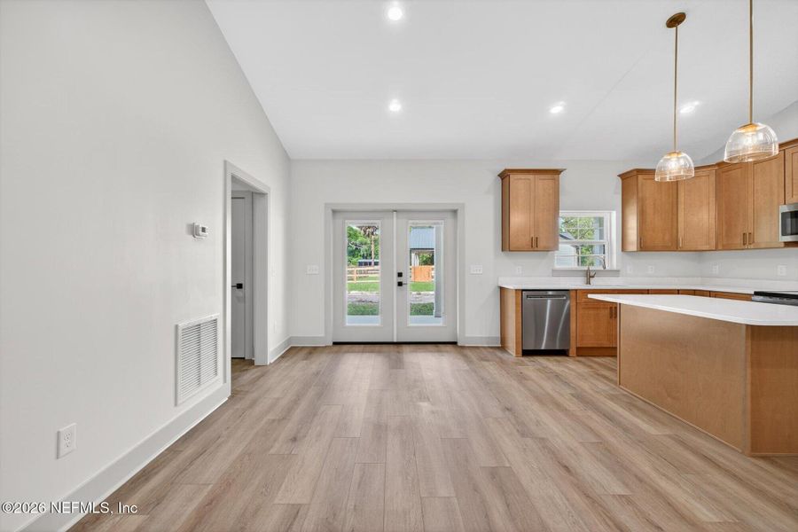 Spacious, unfurnished interior of a new home in , San Mateo (Image 15).