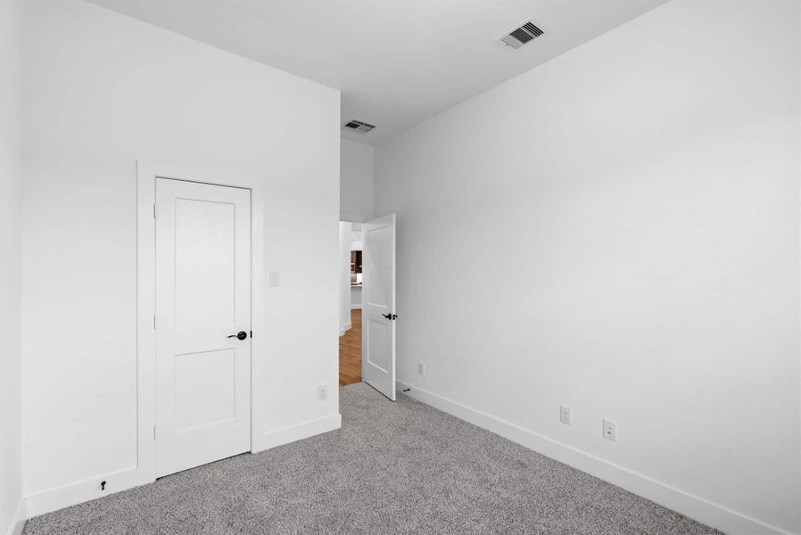 Spacious, unfurnished interior of a new home in Mulberry Farms, Santa Fe (Image 19).