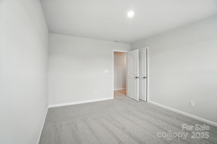 Spacious, unfurnished interior of a new home in Waxhaw Landing, Monroe (Image 20).