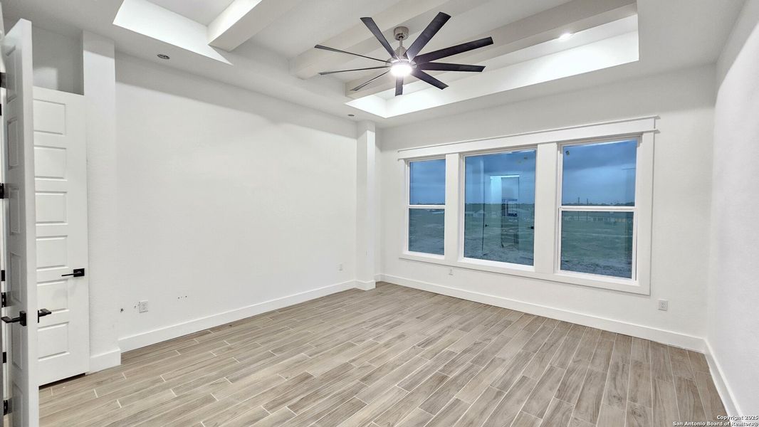 Spacious, unfurnished interior of a new home in , La Vernia (Image 28).