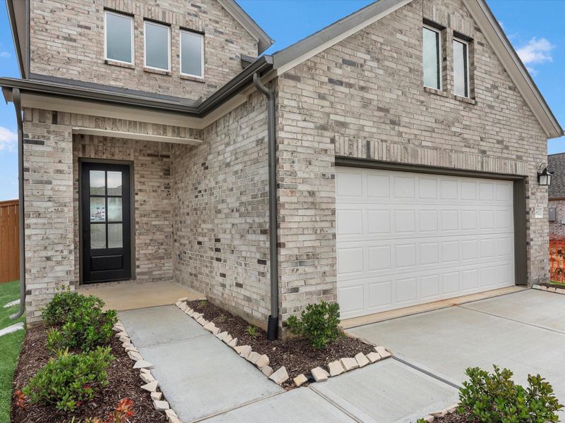 Exterior details and patio area of a home in Wildrye, Waller (Image 3).
