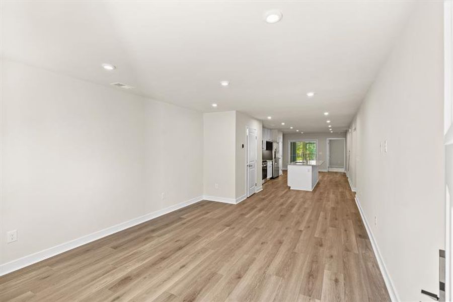 Spacious, unfurnished interior of a new home in Course Club at Prince Creek, Murrells Inlet (Image 8).