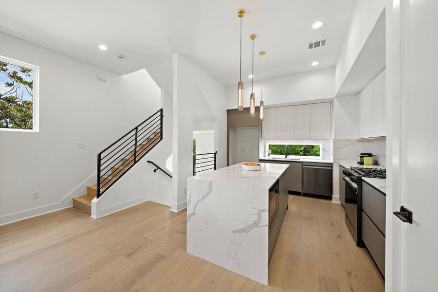 **Images shown are from a similar model. Actual features may vary.