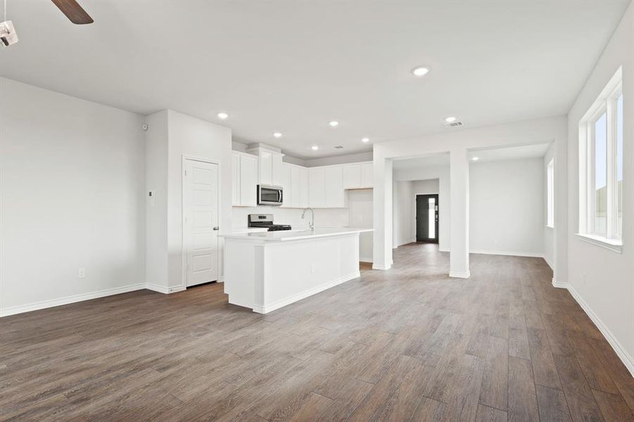 Spacious, unfurnished interior of a new home in Rocky Creek Crossing, Fort Worth (Image 28).