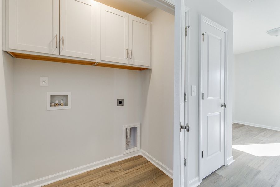 Spacious, unfurnished interior of a new home in Astoria, Columbia (Image 20).