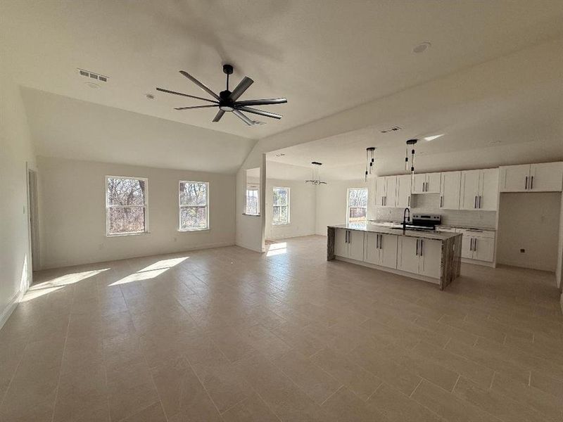 Spacious, unfurnished interior of a new home in , Mineral Wells (Image 18).