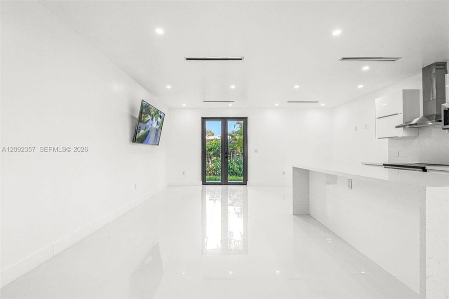 Spacious, unfurnished interior of a new home in , Miami (Image 39).