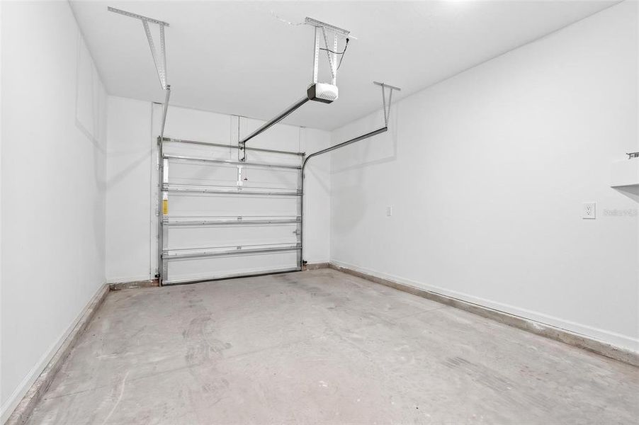 Spacious, unfurnished interior of a new home in , Ocala (Image 20).