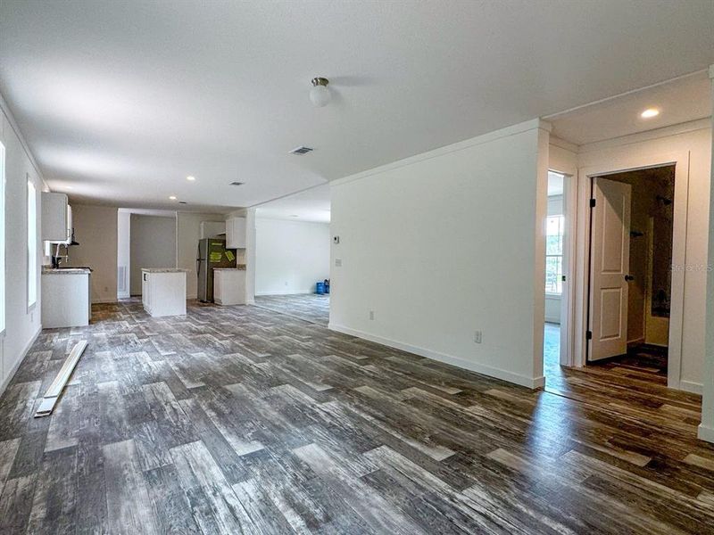 Spacious, unfurnished interior of a new home in , Crystal River (Image 10).